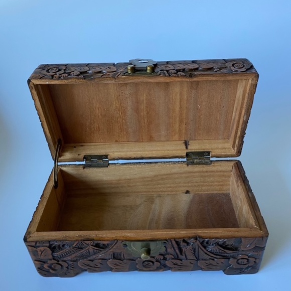 Vintage Wooden Trinket Box: Decorated with In-Relief Oriental Scenery Carvings - Picture 8 of 10